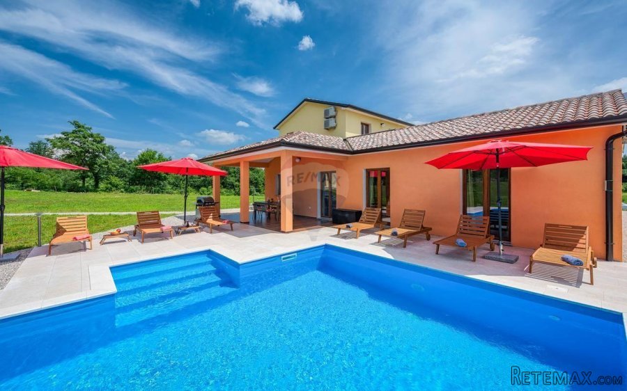 Pazin, okolica, zanimljiva kuća na 11000 m2 okućnice