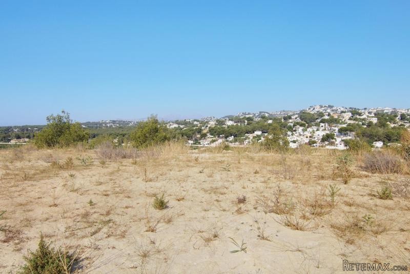Building plot with lovely views to..
