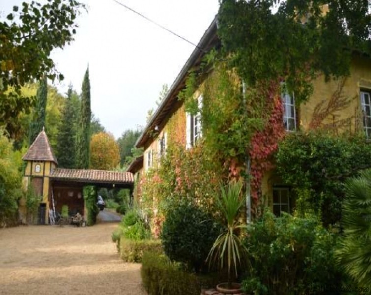 Sympathetically restored courtyard.. - 2