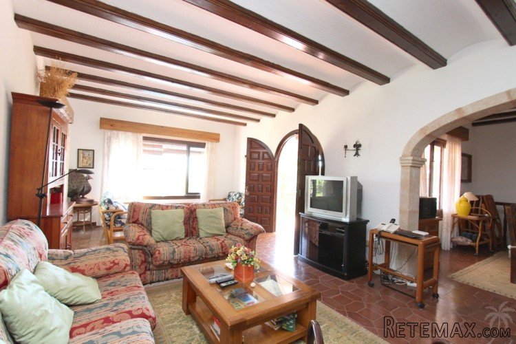 The house with a lot of potential is located on a plot of.. - 4
