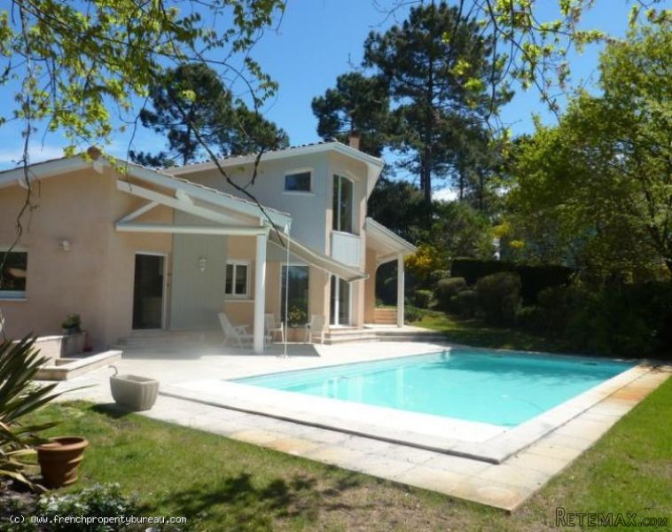 House with pool on the golf course..
