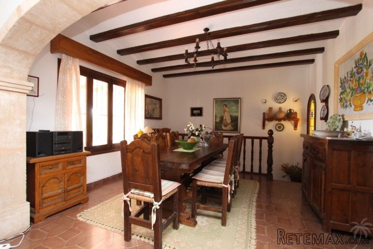 The house with a lot of potential is located on a plot of.. - 5