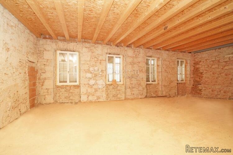 Prostrani dvoetažni stan s velikom terasom