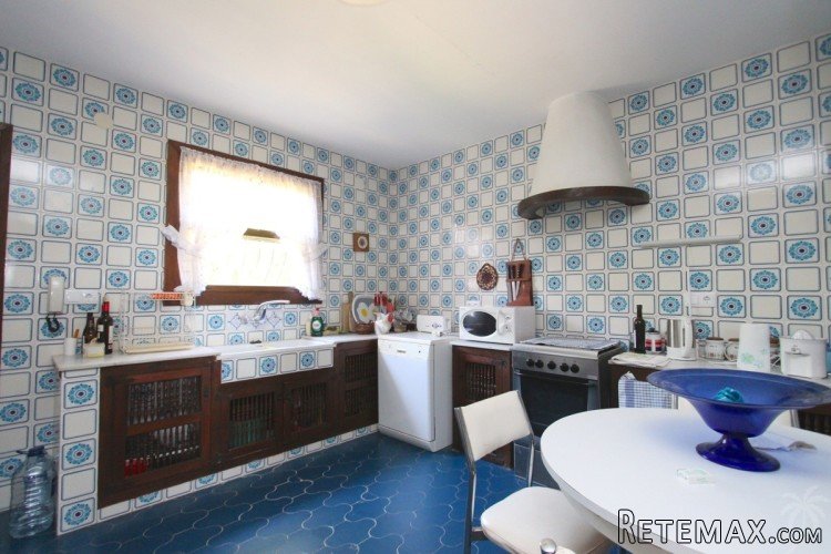 The house with a lot of potential is located on a plot of.. - 6