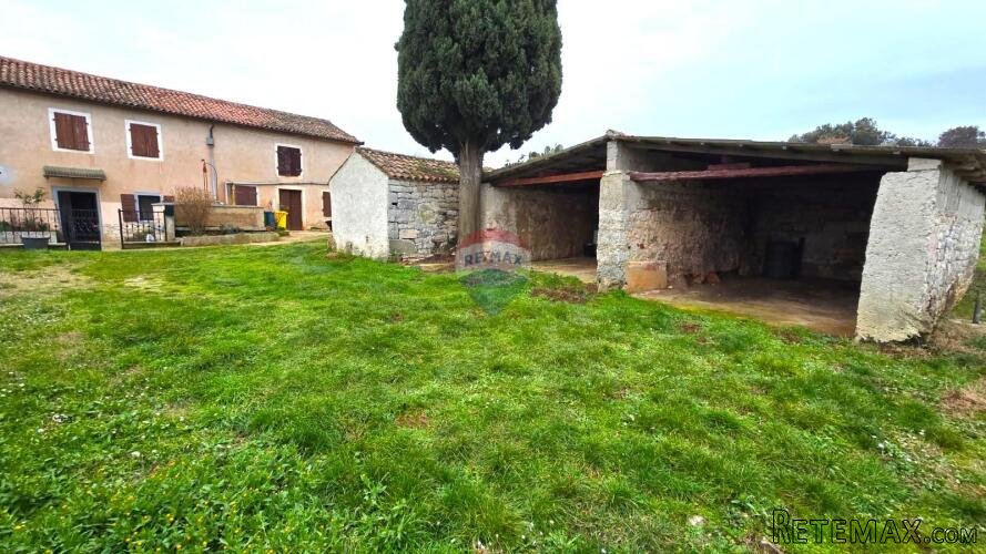 Rovinj, kuća + 2 pomoćna objekta na 4800 m2 okućnice - 2