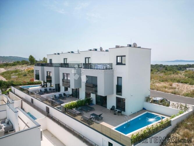 TROGIR/ČIOVO - PREDIVNA VILLA S BAZENOM I POGLEDOM V4 - 2
