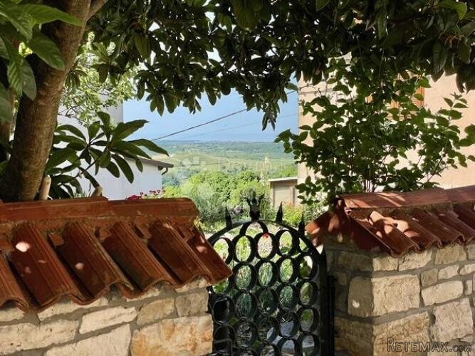 Kuća, s restoranom u prizemlju, u centru Buja