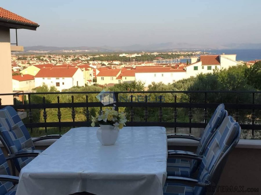 Šibenik, Vodice, 3 apartmana+suteren, vrt, parking mjesta