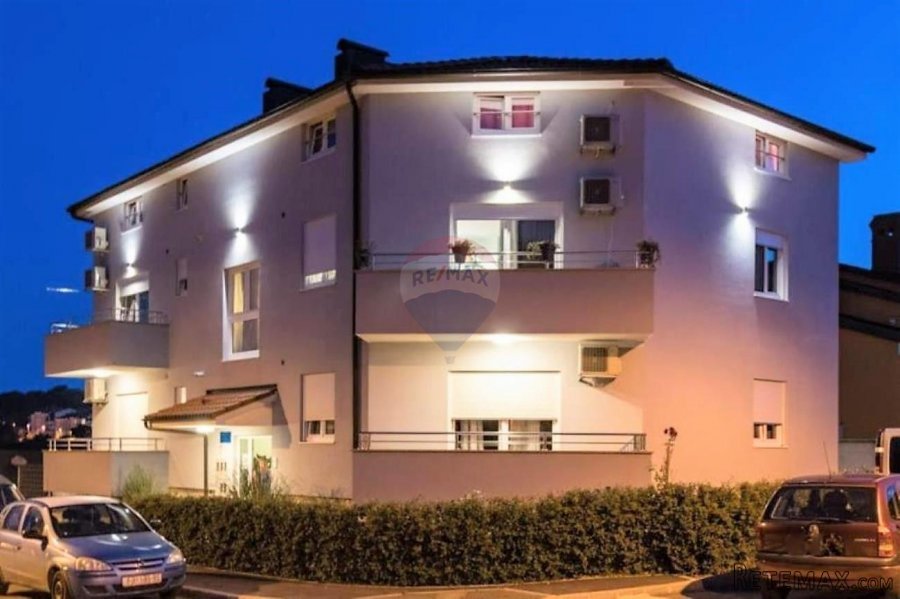 PULA, VALDEBEK, samostojeća kuća sa četiri stana