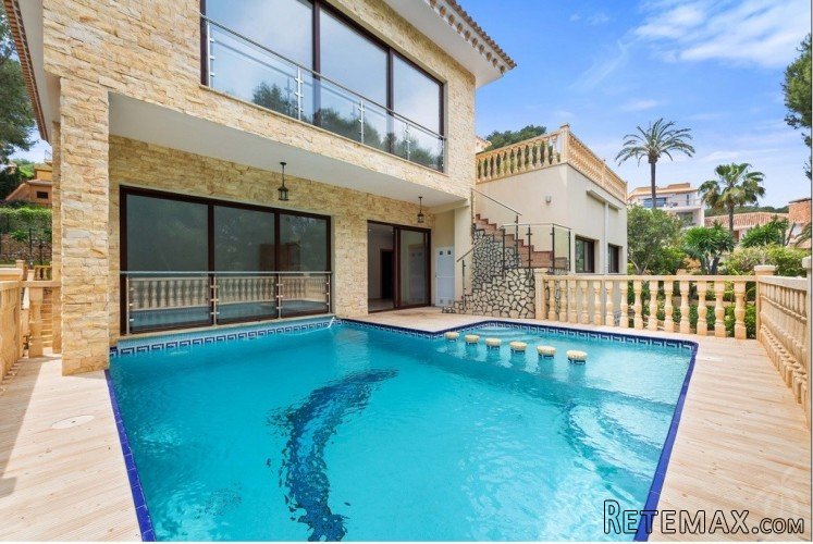 This luxury villa is located in Campoamor, in a very..
