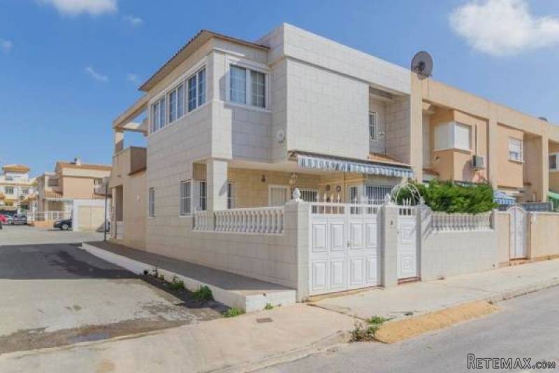 3 Bedroom 2 Bathroom Townhouse In..