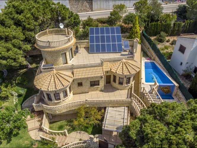 This beautiful villa, with a very majestic appearance, is..