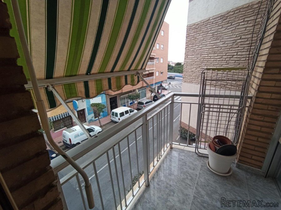 The house has 3 bedrooms, 1 bathroom and about 70 m2.The.. - 2