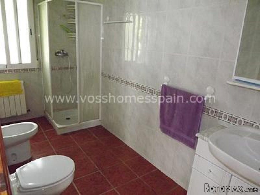 Large country property with 4 bedrooms and 2 bathrooms in.. - 4