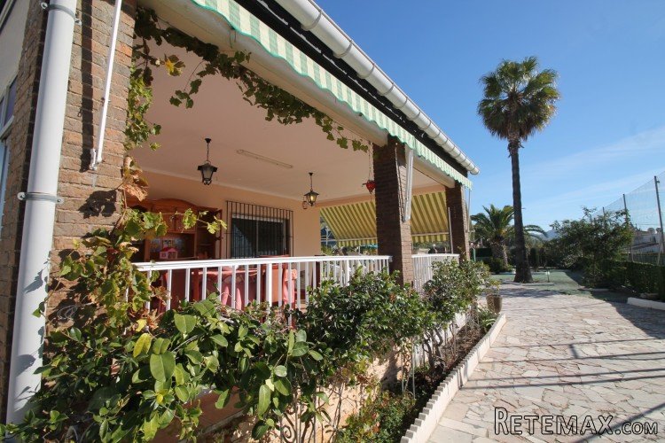 This beautiful finca with 5 bedrooms and 2 bathrooms is..