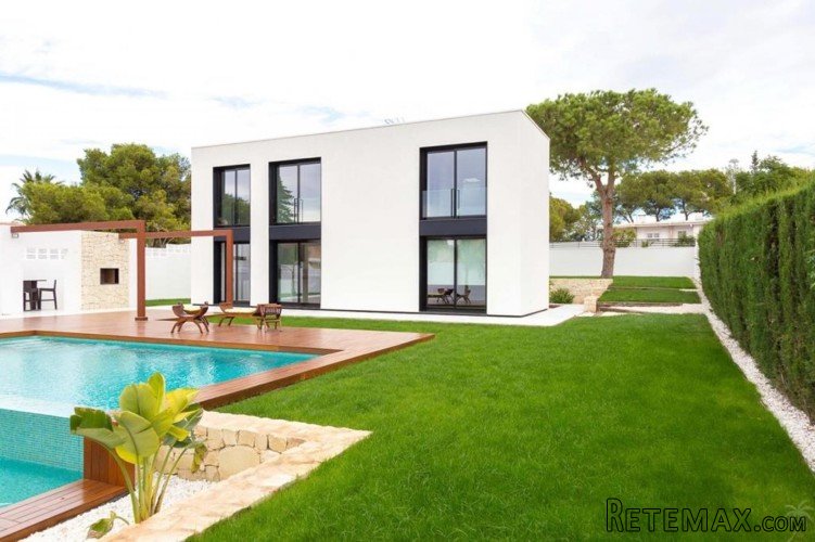 This designvilla in Los Balcones, Torrevieja has 4 bedrooms..
