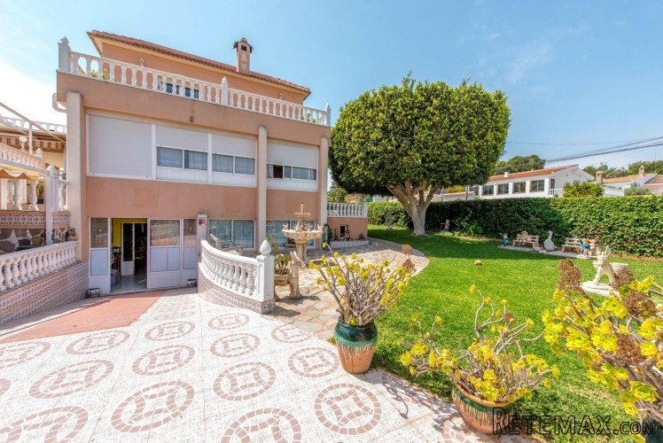 Fantastic villa in Los Balcones, Torrevieja. The house is..
