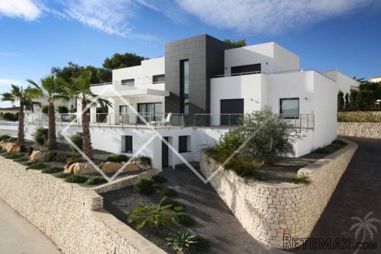 Modern villa built in 2013 situated with beautiful open..