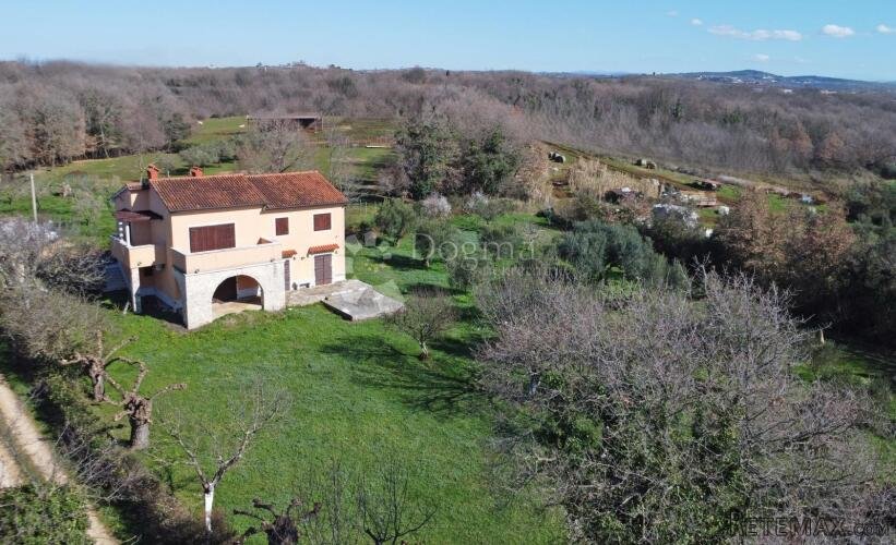 BRTONIGLA, KUĆA SA 2.500M2 GRAĐEVINSKOG ZEMLJIŠTA