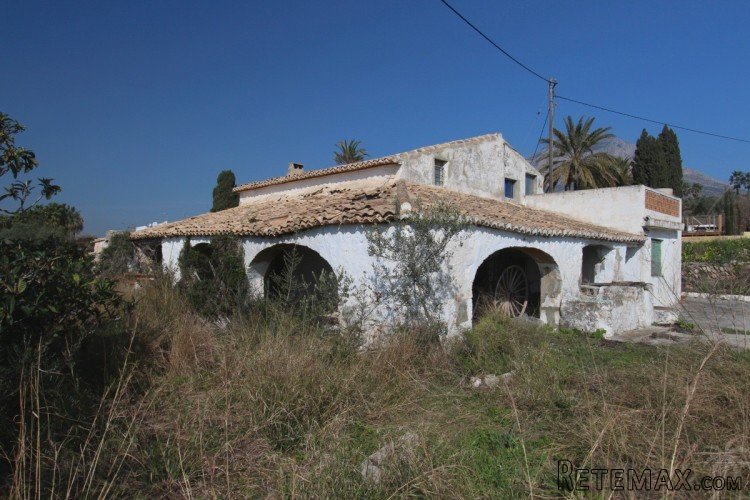 Traditional finca style property that needs total..
