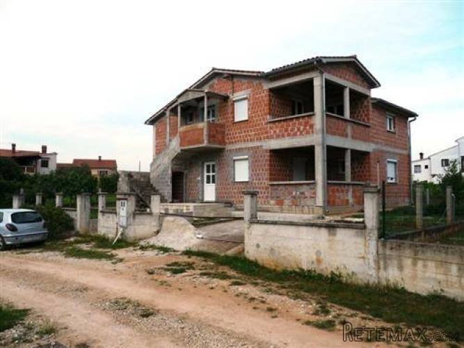 Samostojeća kuća sa 3 stana-PULA-FONDOLE- 200m2