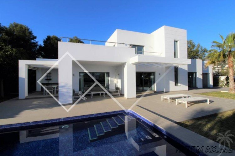 Recently constructed, South facing (2013) villa situated on..