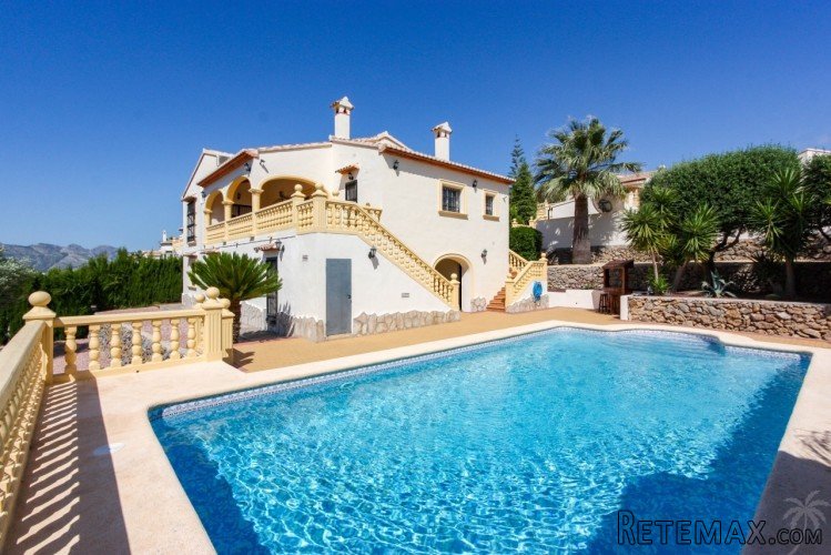 Bargain! This villa is located on a lovely plot with superb..