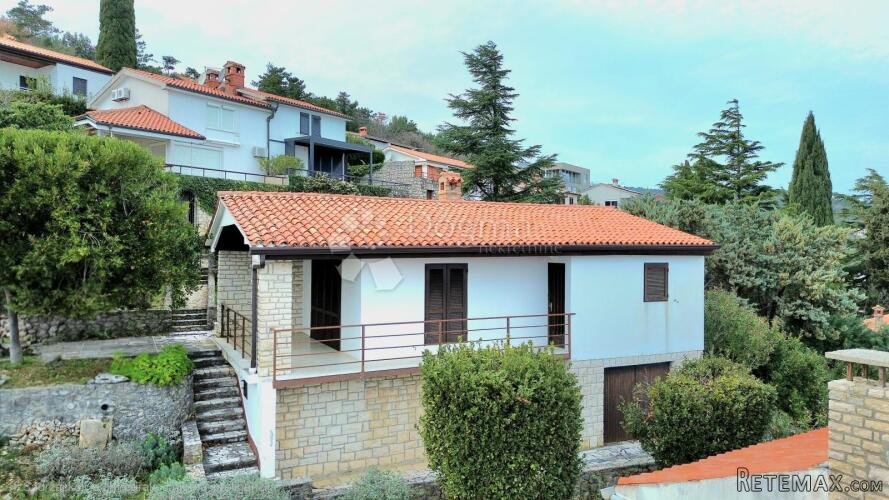 Kuća s pogledom na more s velikim potencijalom – 30 m od pla