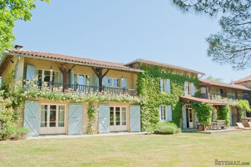 Well Renovated Villa With Garden..