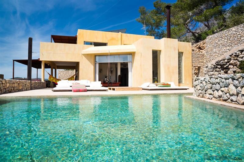 6 bedroom Villa For Sale: Roca Llisa..