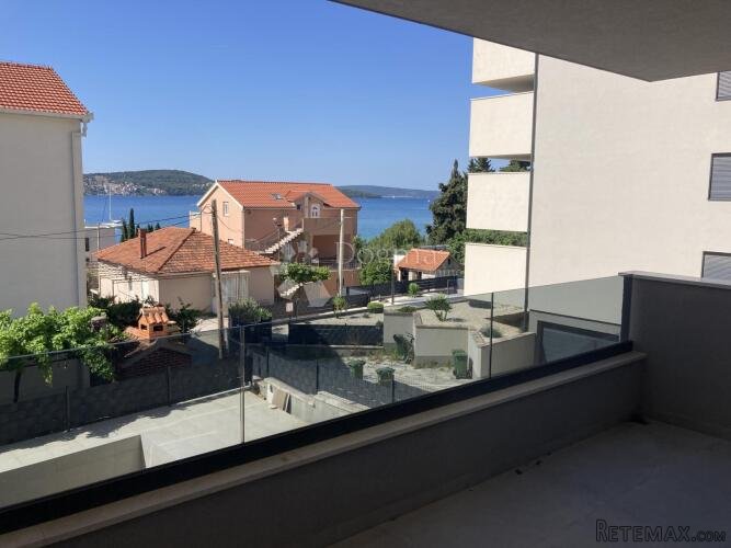 NOVOGRADNJA SEGET DONJI, TROSOBAN STAN – 150m OD MORA!!