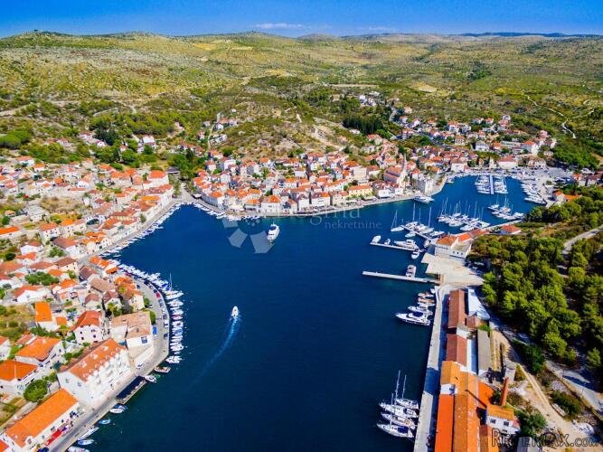 Brač -Milna samostojeća kuća 160m2