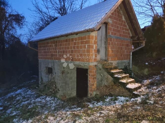 Vikendica uz šumu