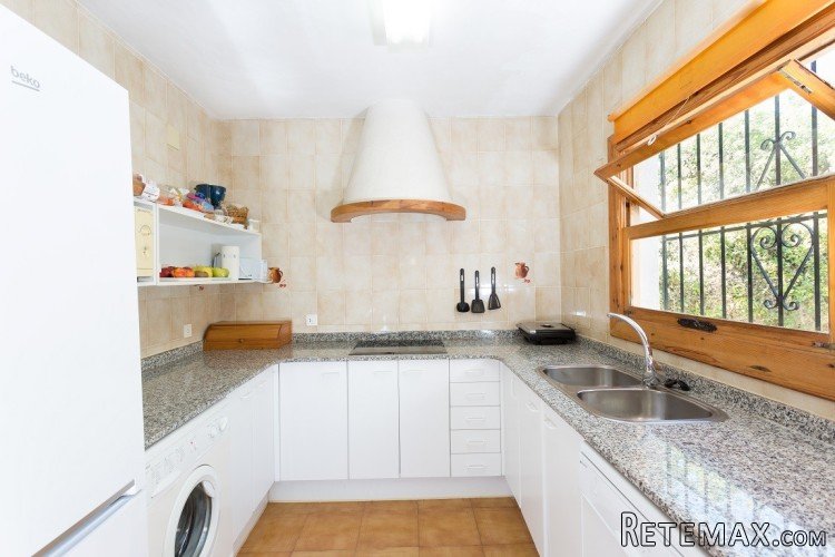 A fantastic opportunity is this very charming traditional.. - 7