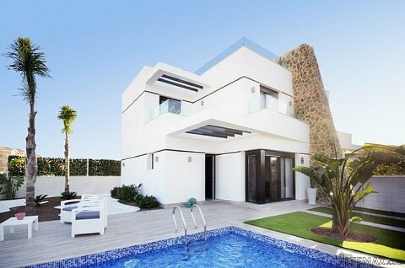 * HIGH QUALITY MODERN 3 BED SEMI..