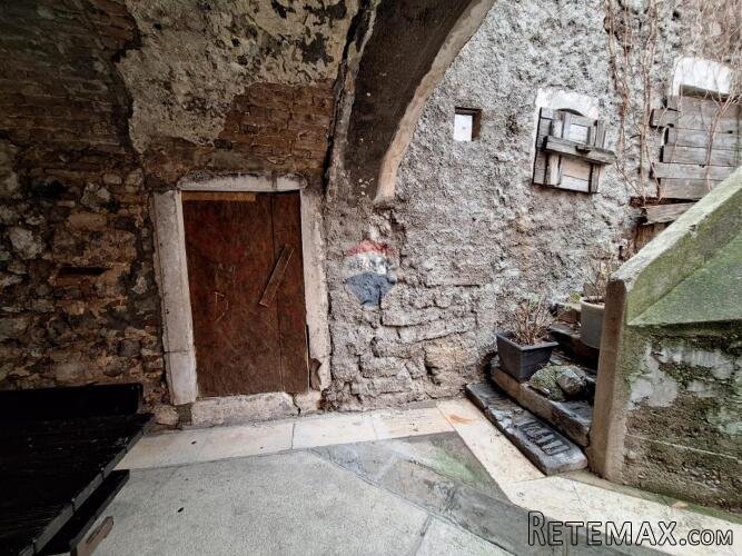 Senj, Zgrada 465m2 za adaptaciju u samom centru grada - 3