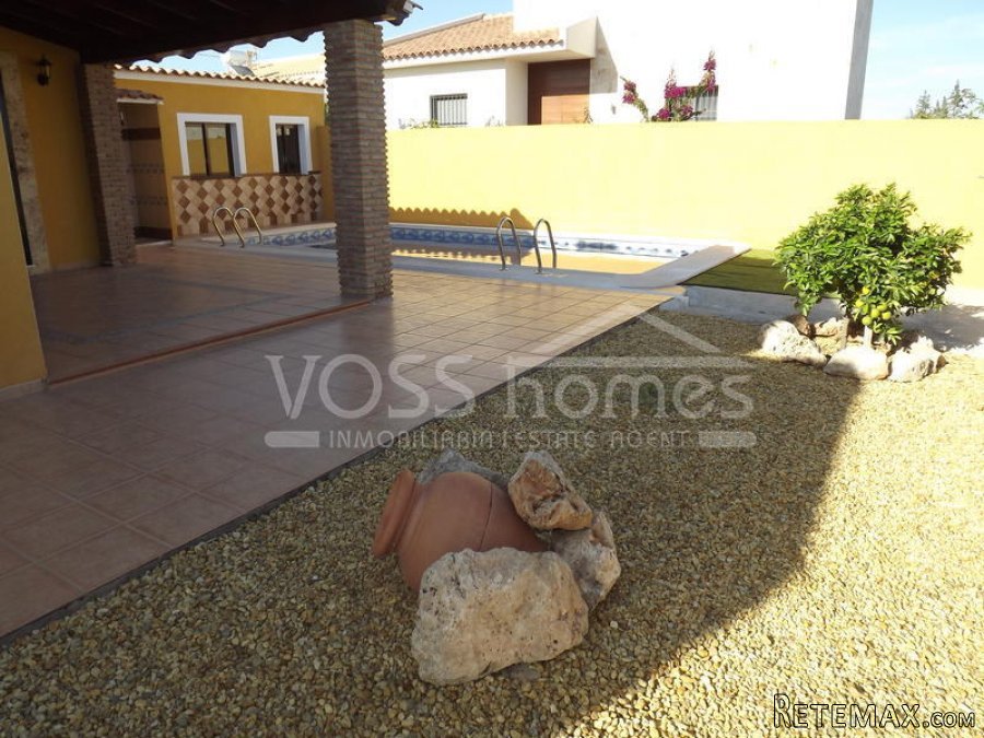 VERY WELL MAINTAINED, 3 bed, 2 bath, 98m2 villa plus back.. - 12
