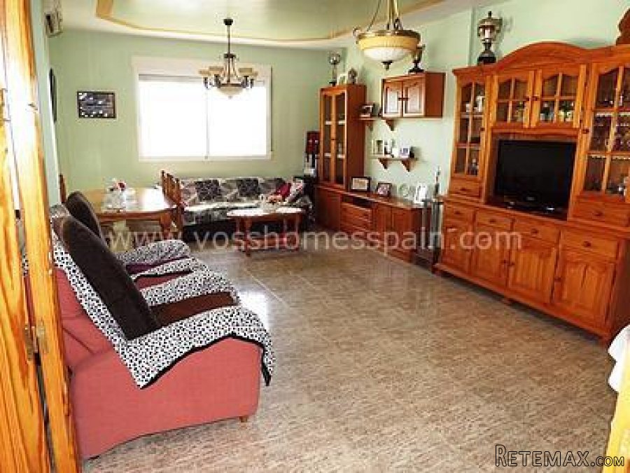 Large 2 storey, 3 bedroom and 2 bathrooms, semi detached.. - 3