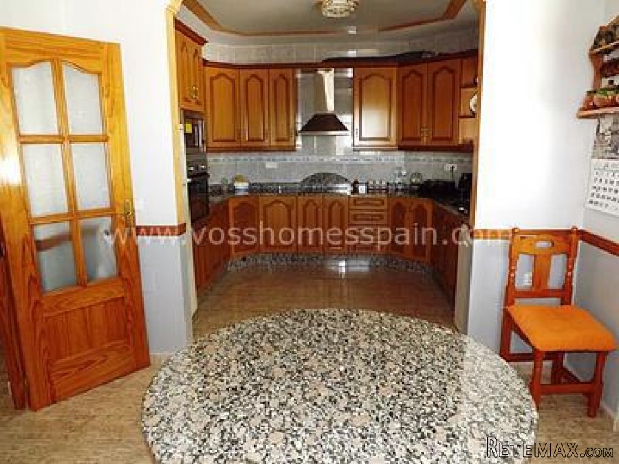 Large 2 storey, 3 bedroom and 2 bathrooms, semi detached.. - 4