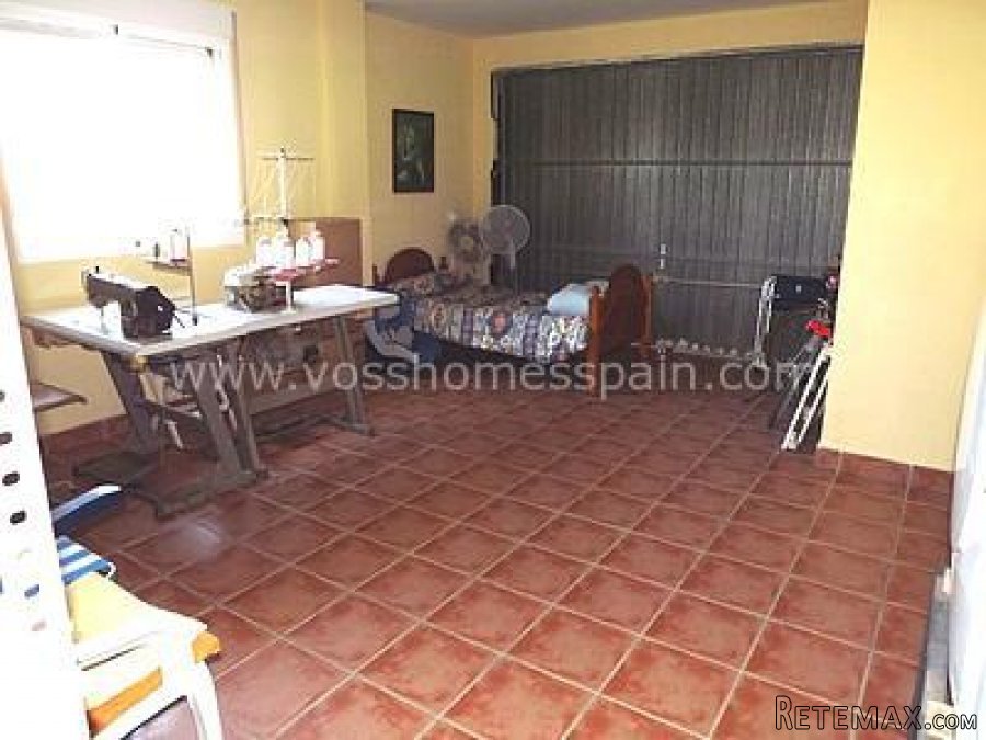 Large 2 storey, 3 bedroom and 2 bathrooms, semi detached.. - 6