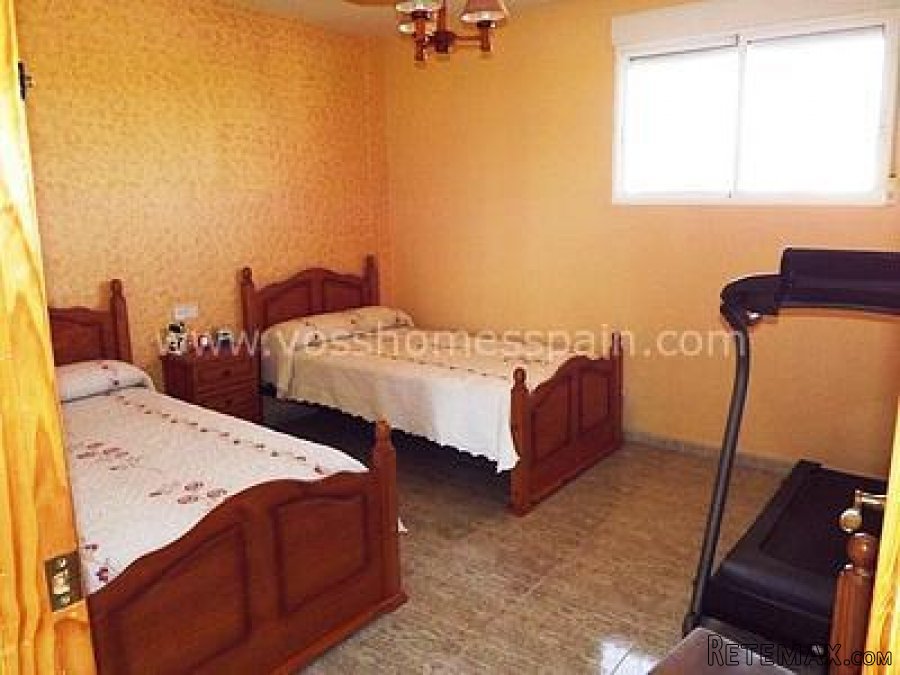 Large 2 storey, 3 bedroom and 2 bathrooms, semi detached.. - 7