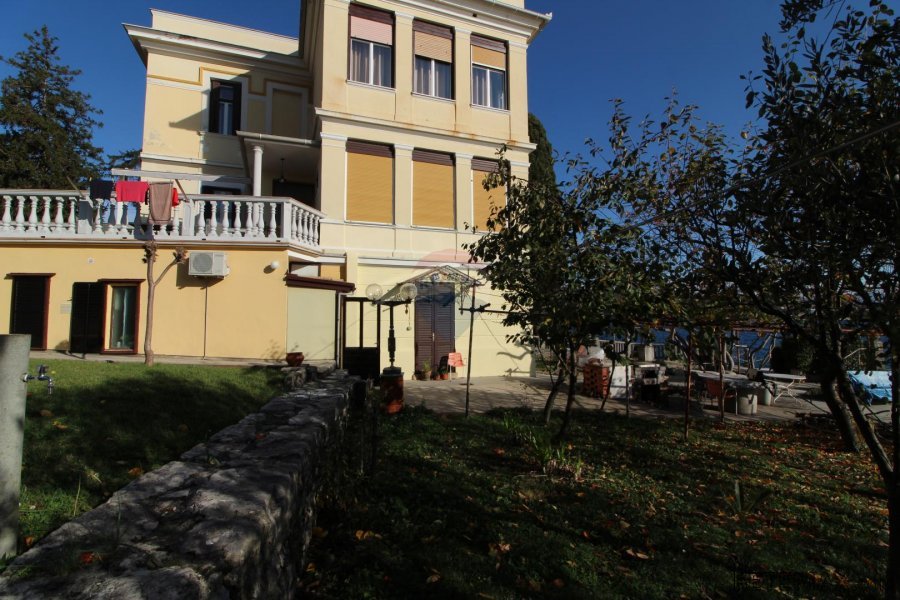 Opatija,Volosko,trosoban stan u austrugarskoj vili s pogledo