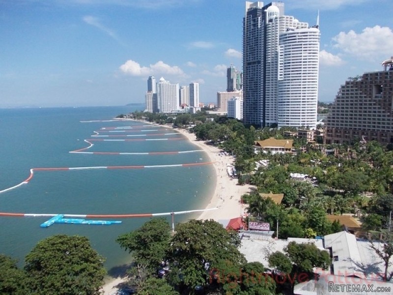 2 Bedroom Condo for sale in Wongamat -..