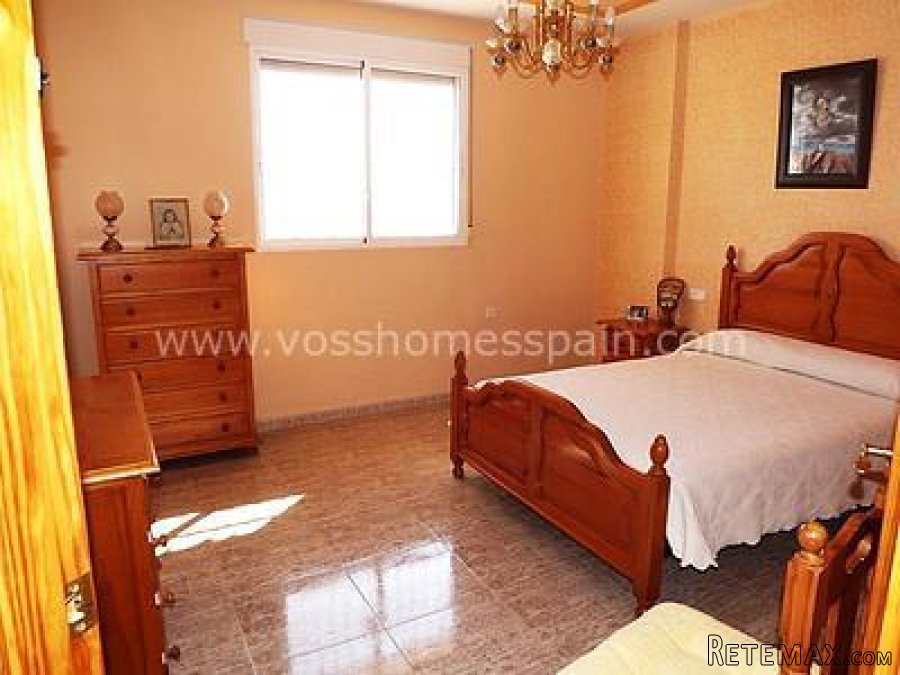 Large 2 storey, 3 bedroom and 2 bathrooms, semi detached.. - 8