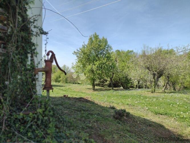 Klet u vikend naselju, voćnjak