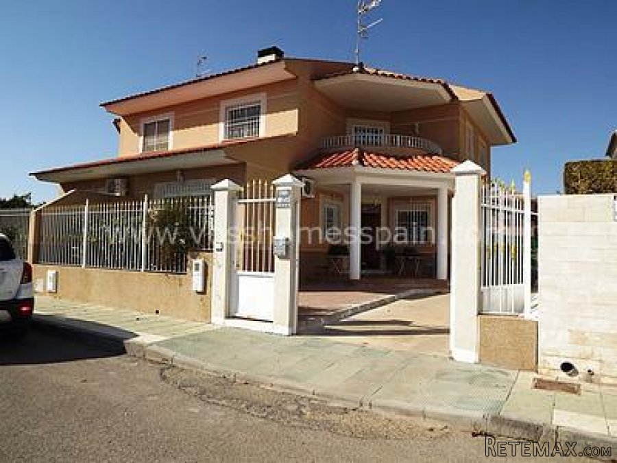 Large 2 storey, 3 bedroom and 2 bathrooms, semi detached.. - 10