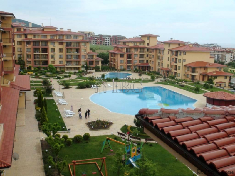 Spacious 2-bedroom apartment with POOL..