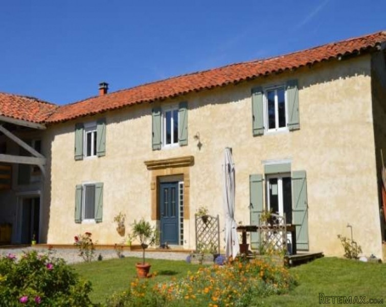 Fully restored courtyard farmouse with.. - 2