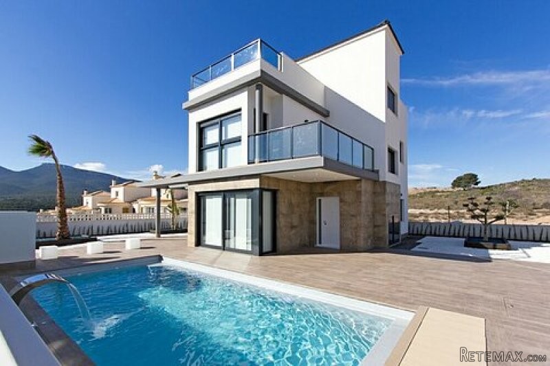 * Luxury 4 Bed Detached Villa with..