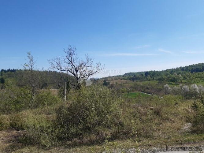 Zemljište uz asfaltiranu cestu
